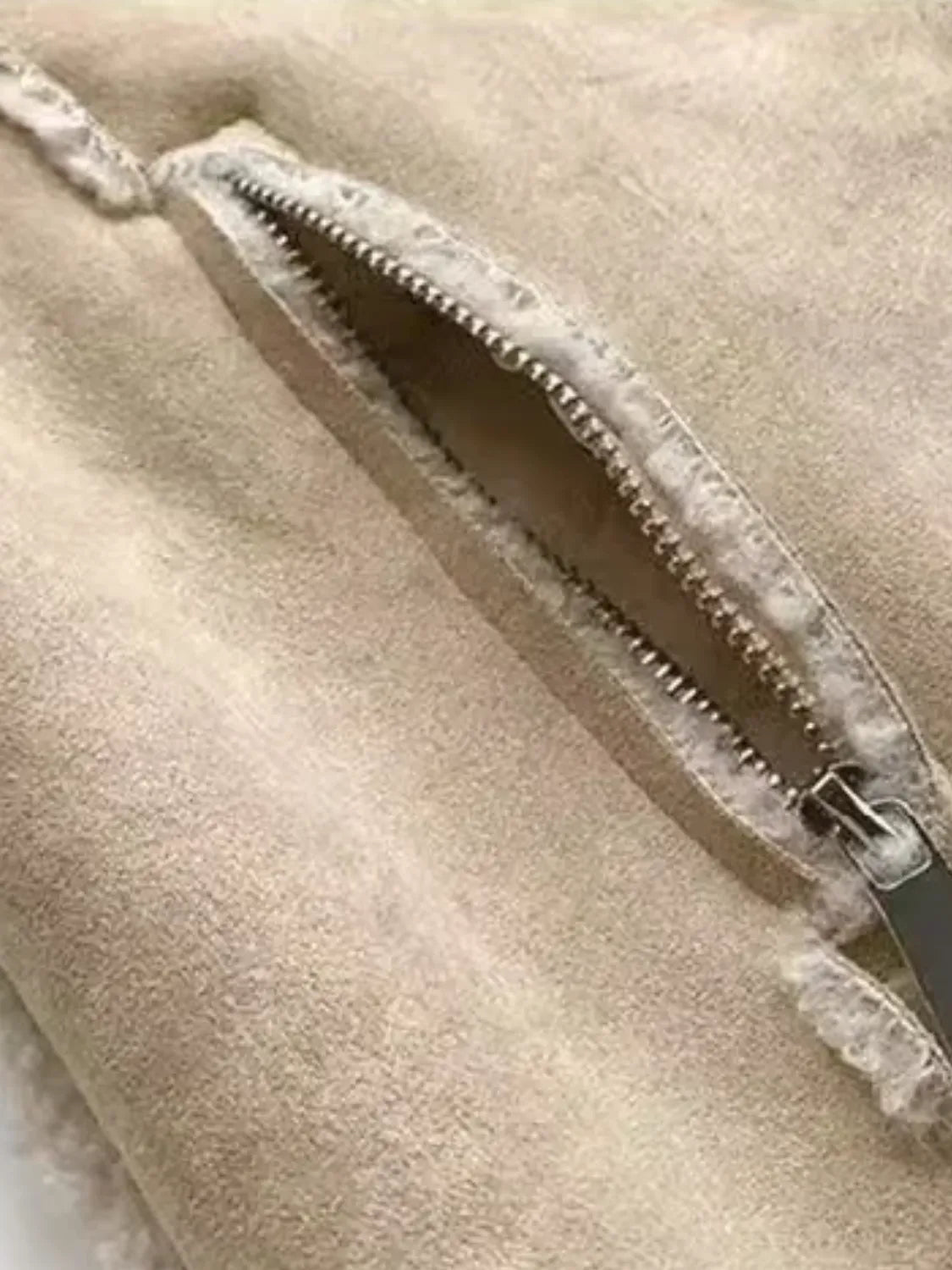 Casaco Feminino Peluciado em Lã e Camurça com Zíper e Bolsos - Felícia