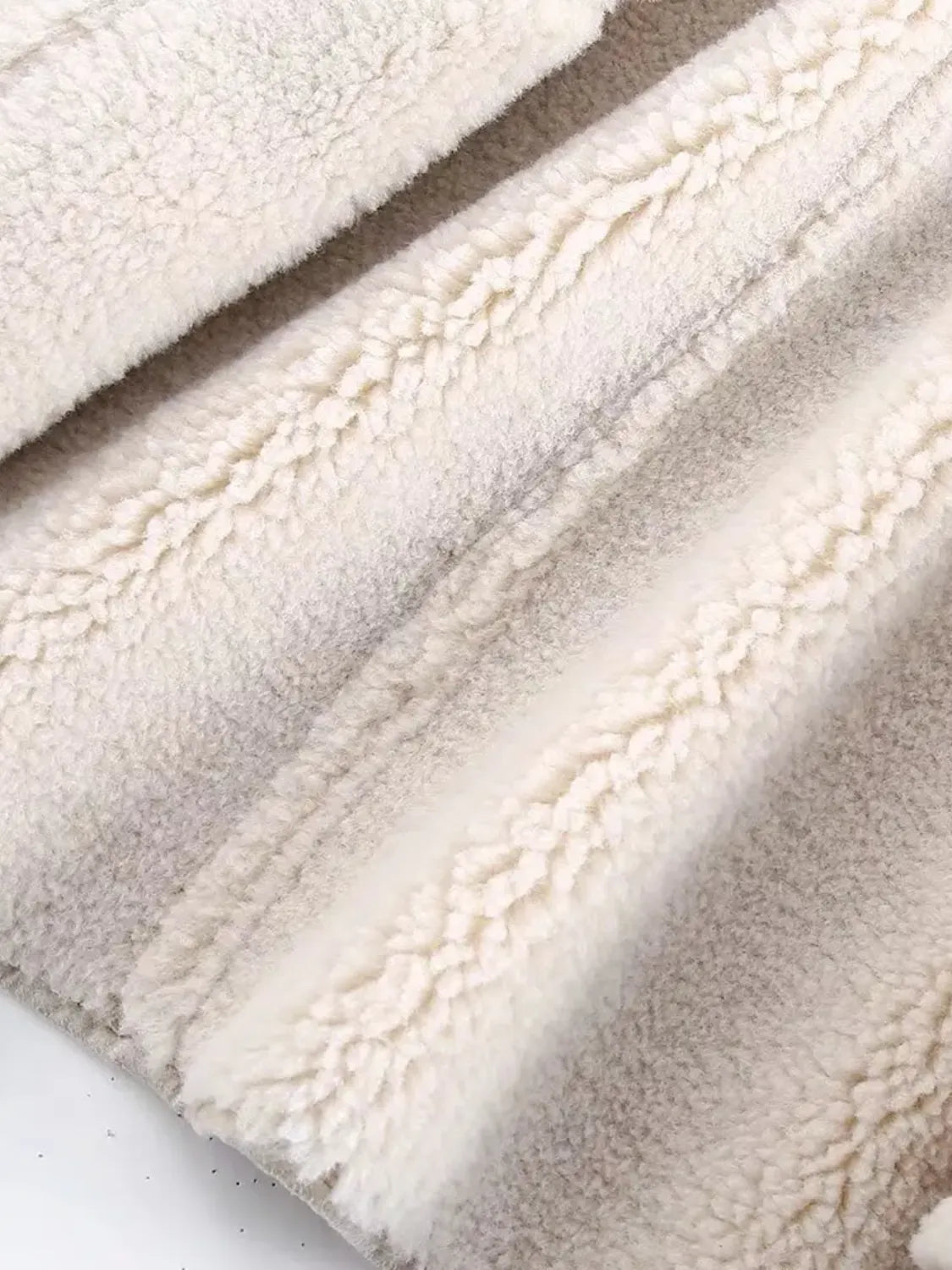 Casaco Feminino Oversized Peluciado em Couro PU com Botões e Bolsos - Viena