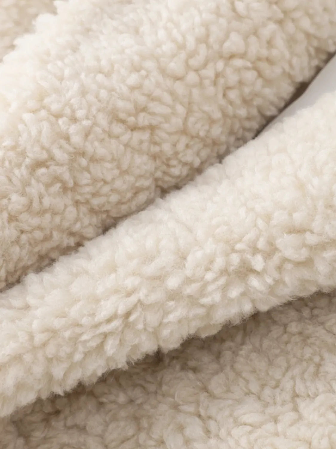 Casaco Feminino Teddy em Lã Peluciado com Bolsos - Aurora