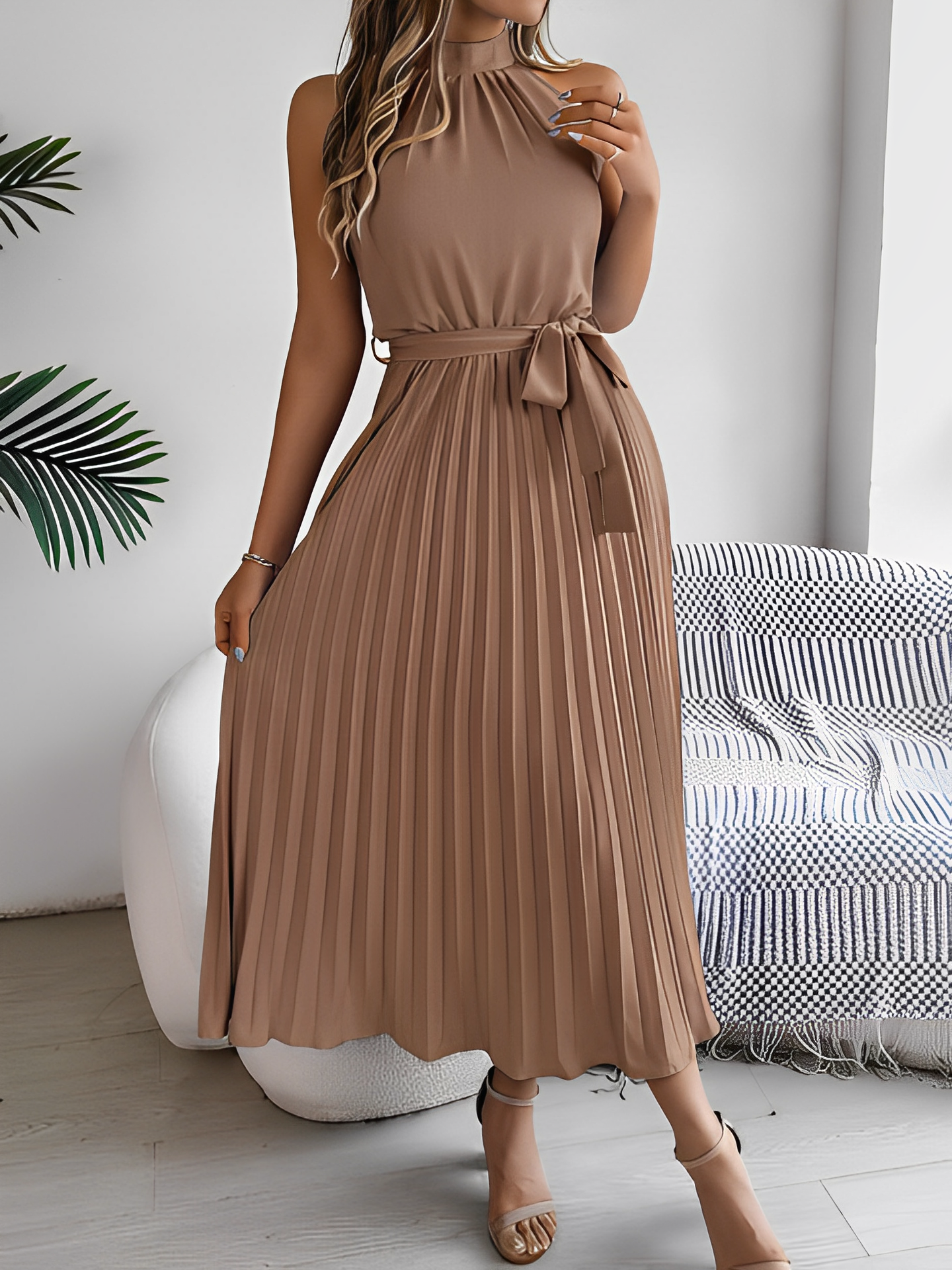 Vestido Feminino Midi Plissado com Decote Halter e Faixa na Cintura - Bianca
